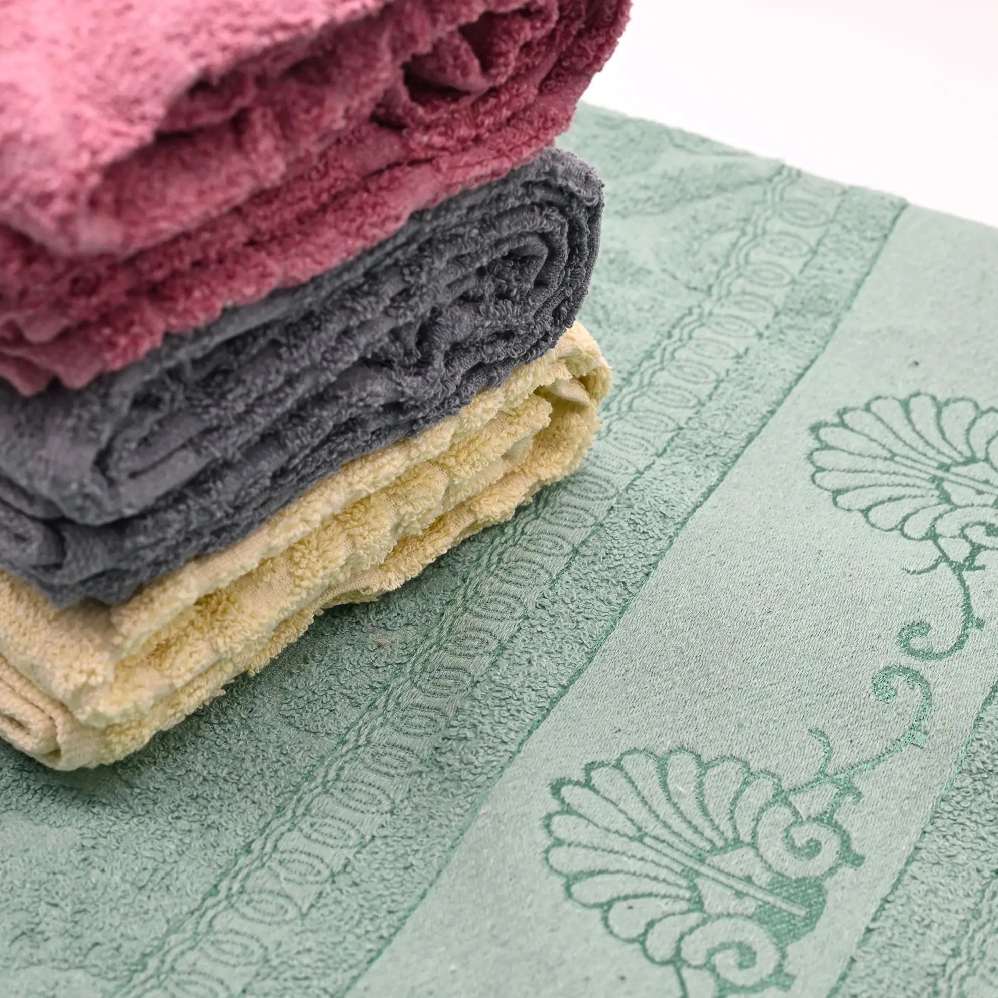 Toalla de baño con diseño Monticello – 70 cm x 140 cm – 1 pieza en color al azar