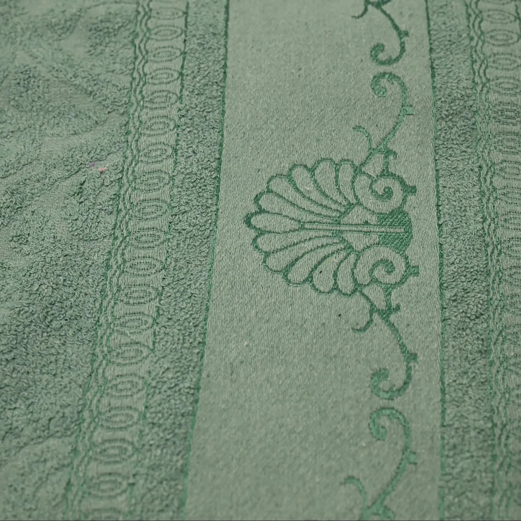 Toalla de baño con diseño Monticello – 70 cm x 140 cm – 1 pieza en color al azar